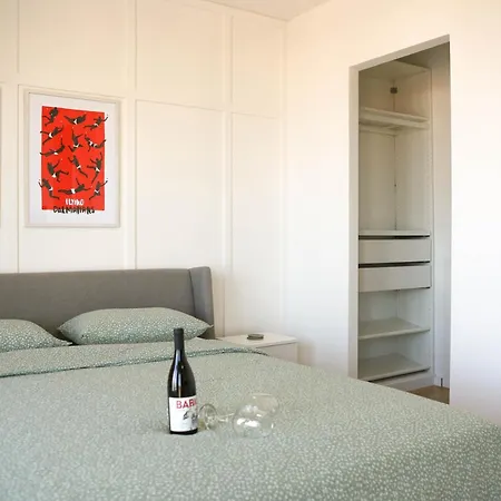 Kiki's Sea View Apartment *